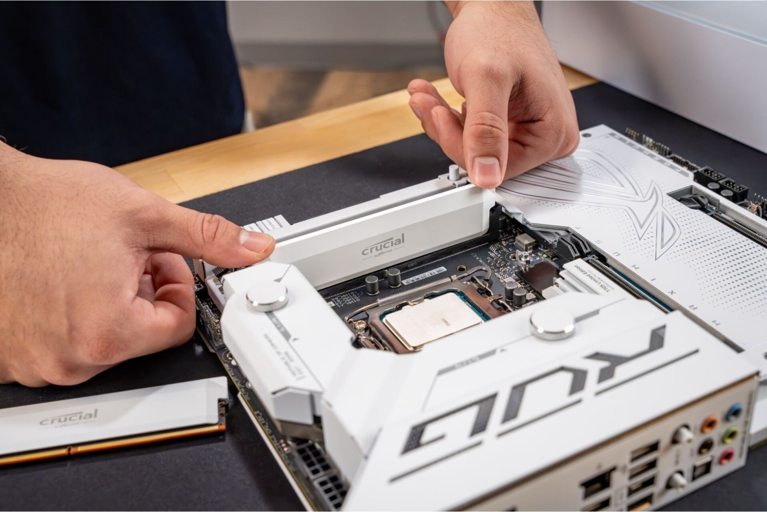 32GB Crucial Pro Overclocking weiß DIMM Kit, DDR5-6000, XMP/EXPO - CP2K16G60C36U5W