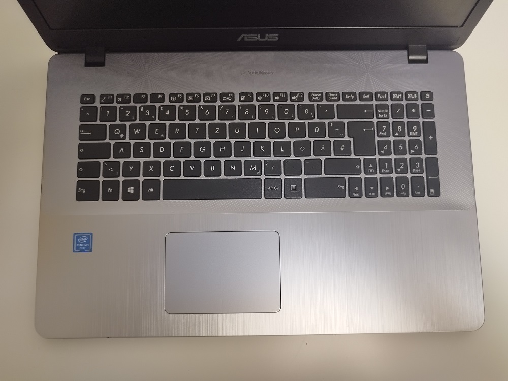 B-WARE: ASUS VivoBook 17 F705UA- Star Grey | Pentium 4405U, | 8GB RAM DDR4 | 500GB SSD | Windows 11 Professional